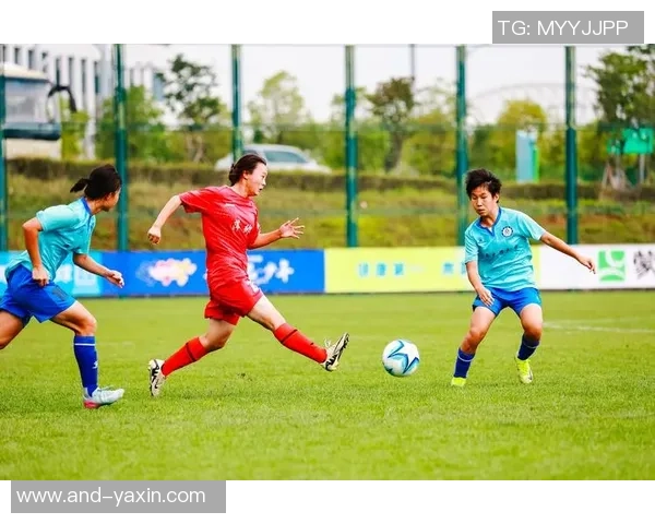 足球比赛中木柱反弹的精彩瞬间与战术分析